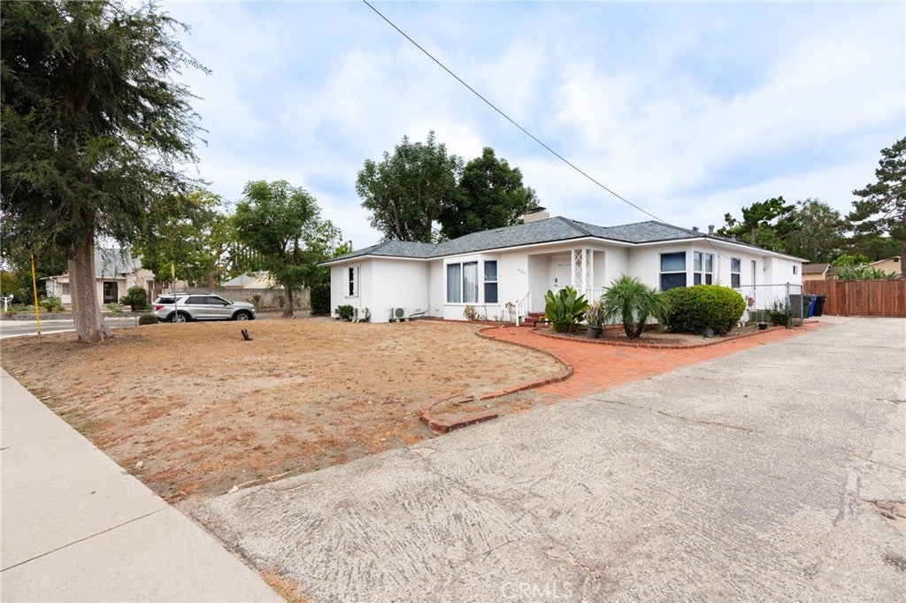 8809 E Fairview