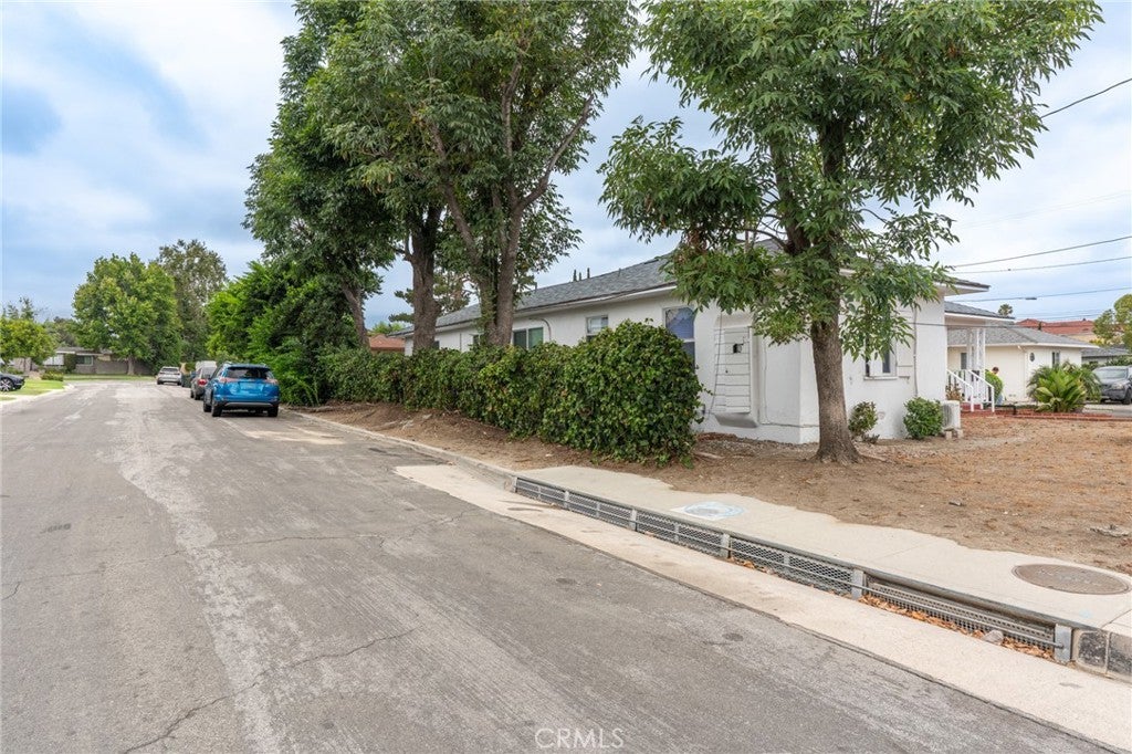 8809 E Fairview