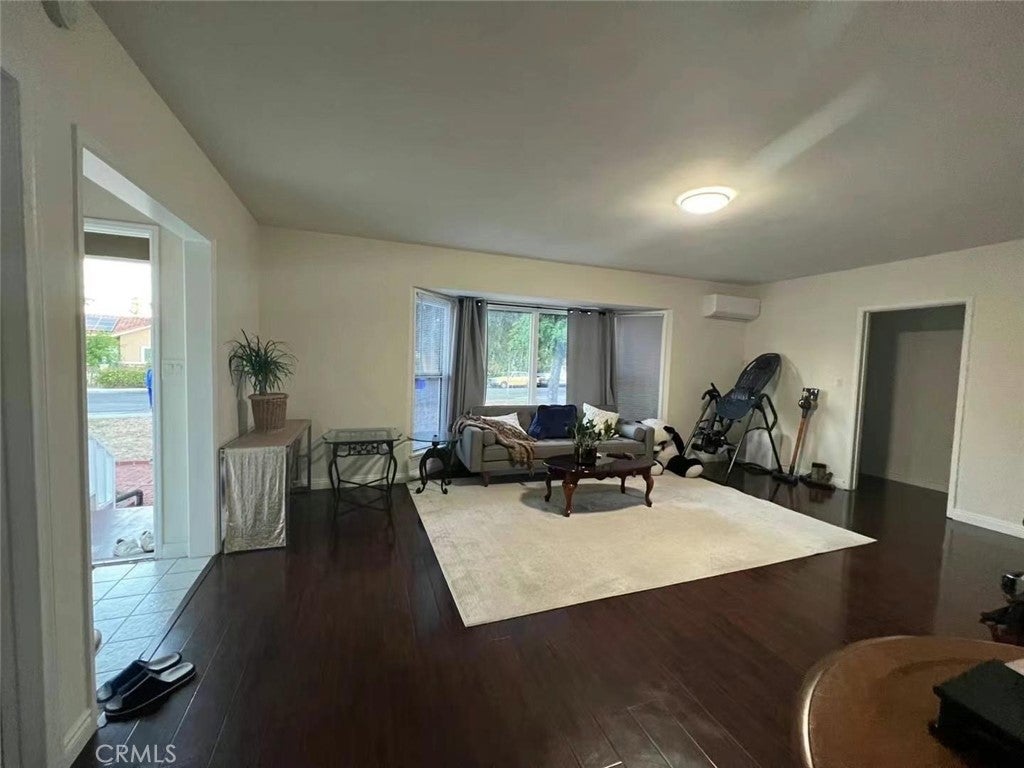 8809 E Fairview