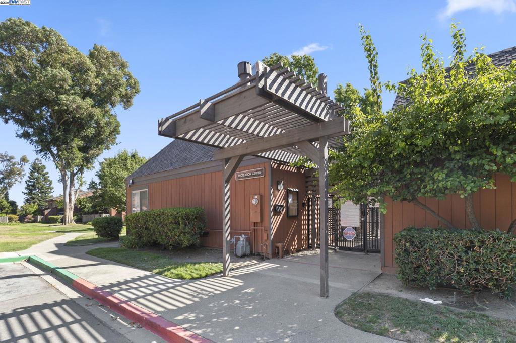 FREMONT OAKS - Residential