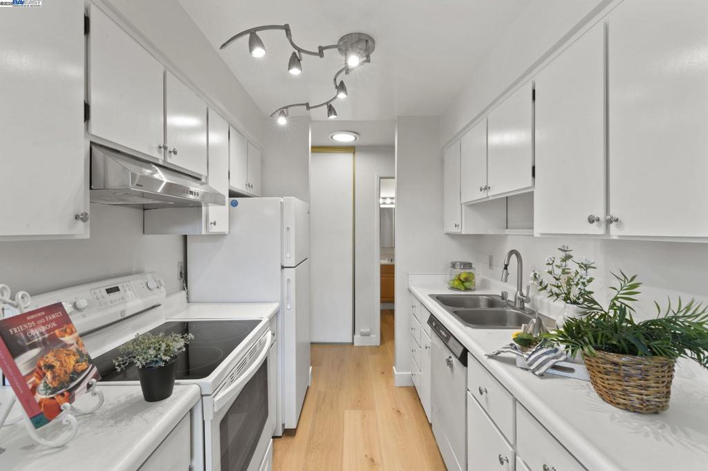 FREMONT OAKS - Residential