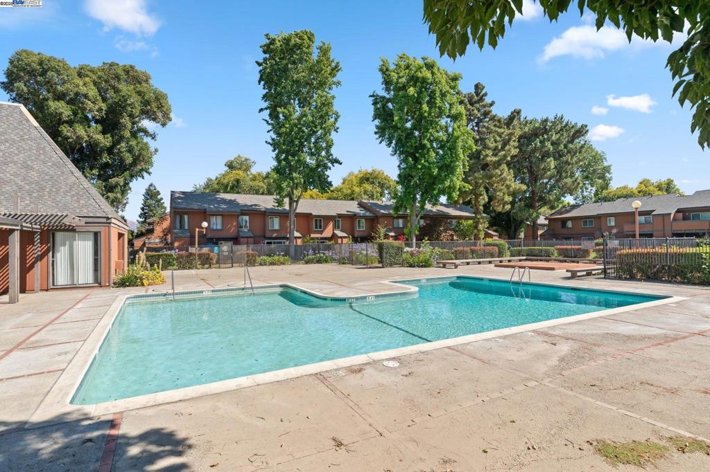 FREMONT OAKS - Residential