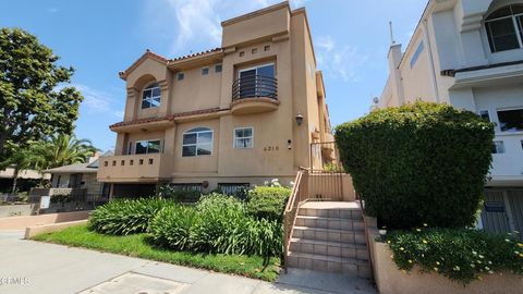 Photo of 4310 Whitsett Avenue #1, Studio City, CA 91604 (MLS # P1-26863)