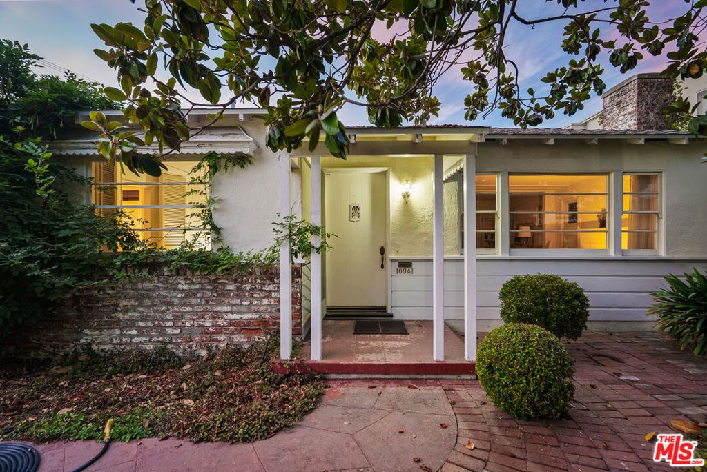 Photo of 10941 Peach Grove Street, Toluca Lake, CA 91601 (MLS # 26750949)