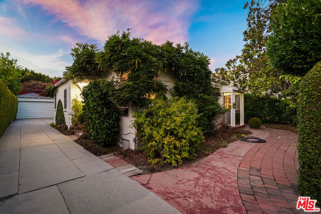 Photo of 10941 Peach Grove Street, Toluca Lake, CA 91601 (MLS # 26750949)