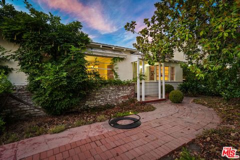 Photo of 10941 Peach Grove Street, Toluca Lake, CA 91601 (MLS # 26750949)