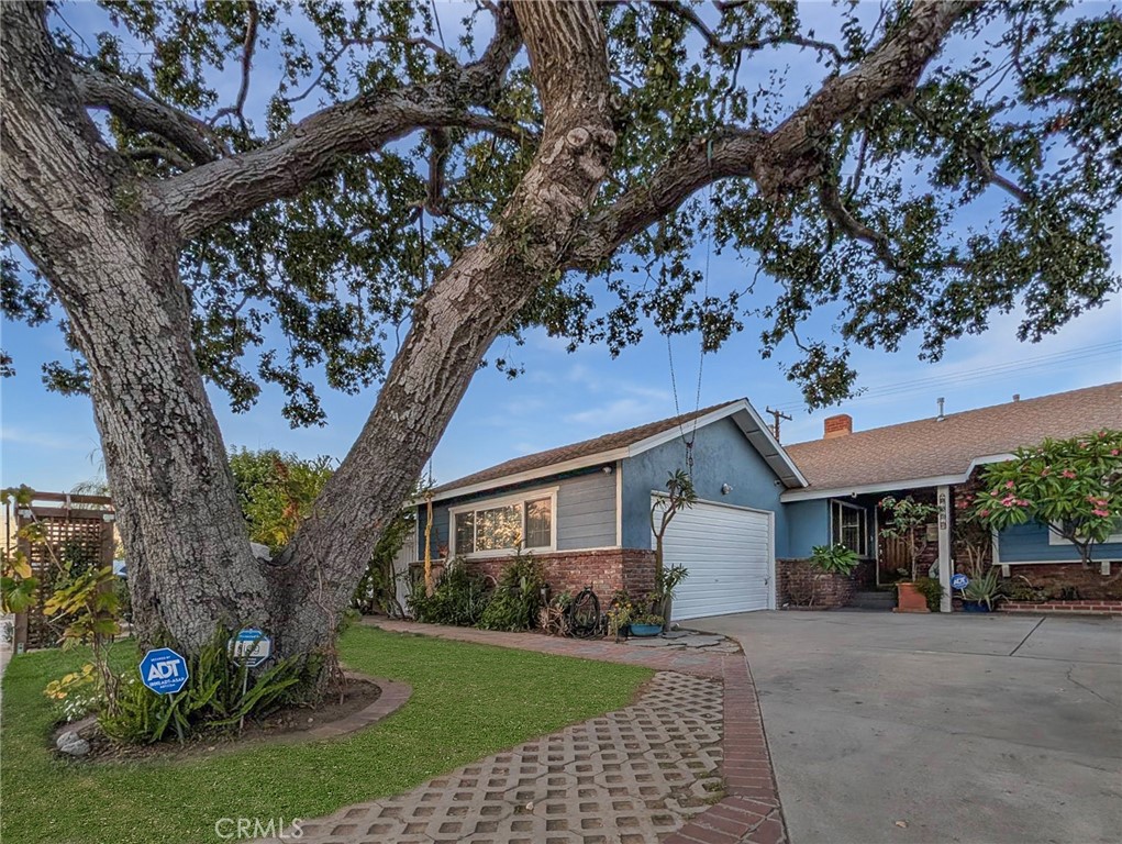 Welcome to 9216 Vena Ave, Arleta! Beautifully updated 4-bedroom, 2-bath single-family home with approx. 1,720 sq ft, perfectly located on a quiet residential street with quick access to the I-5, 405, 118 & 170 freeways. This spacious home features an inviting living and dining area, a functional kitchen, covered patio ideal for family gatherings, a driveway with parking for up to 4 vehicles including large trucks, and a garage converted into an additional bedroom—perfect for families seeking togetherness with added privacy. Recent upgrades include a new roof, nearly new central A/C, brand new sewer line, remodeled bathrooms, and fresh paint inside and out. The private backyard provides the perfect setting for entertaining and pets. Enjoy nearby shopping such as Vallarta, El Super, and Food4Less, recreation at Devonshire/Arleta Park and Branford Recreation Center, and a variety of dining options including Casa Torres, Mercado Buenos Aires, and Cafe de Olla. This home is a wonderful opportunity for families or investors seeking comfort, space, and convenience in the heart of the San Fernando Valley. Disclaimer: Square footage and features per public records; buyer to verify.
#ArletaHome #SanFernandoValley #FamilyLiving #LARealEstate #MoveInReady #DreamHome #HomeForSale #InvestmentOpportunity