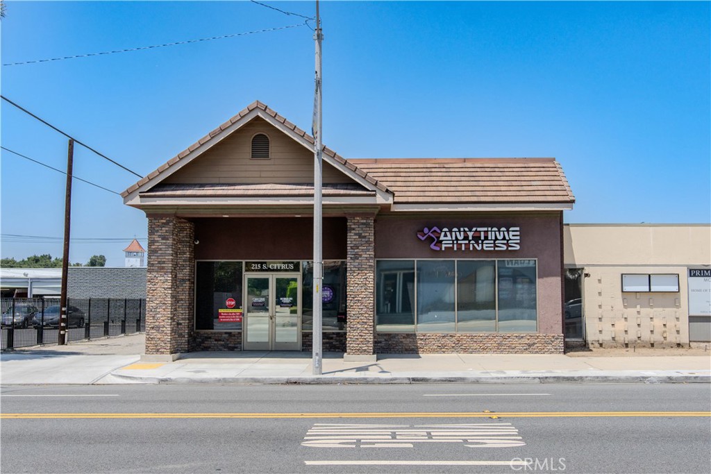 Investment Summary:
Situated in the heart of downtown Covina, 215 S Citrus Ave offers a surrounding demographic includes over 51,000 residents with a strong median household income, supporting the continued success of real estate investment.
Location:
Corner Lot along a high-visibility corridor with steady pedestrian and vehicle traffic, the asset benefits from close proximity to the Covina Metrolink station, public parking, and numerous dining and retail amenities.
