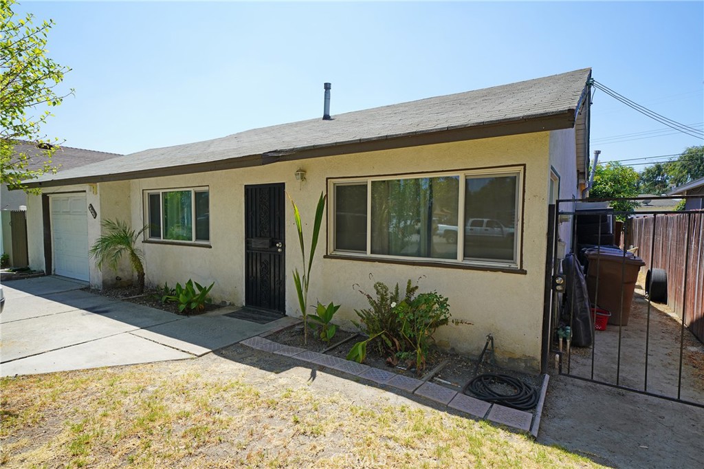 Fixer With Ready-Made ADU
Main residence: 2 bedrooms, 2 baths. Original 1950s construction with a bright living room, eat-in kitchen, and hardwood floors ready for updating.
Detached ADU: one-bed, one-bath unit with its own entrance. Refresh the finishes and start earning rental income or use it for guests or a home office.
Lot and parking: Deep backyard still leaves space for a garden or outdoor entertaining. Long driveway plus an attached garage provide plentiful off-street parking and storage.
Location: Minutes to Downtown Fullerton, Cal State Fullerton, local parks, shopping, and the 91 and 5 freeways.
Ideal for investors or owner-occupants who want built-in income potential and room to add value. Bring your contractor and imagination.