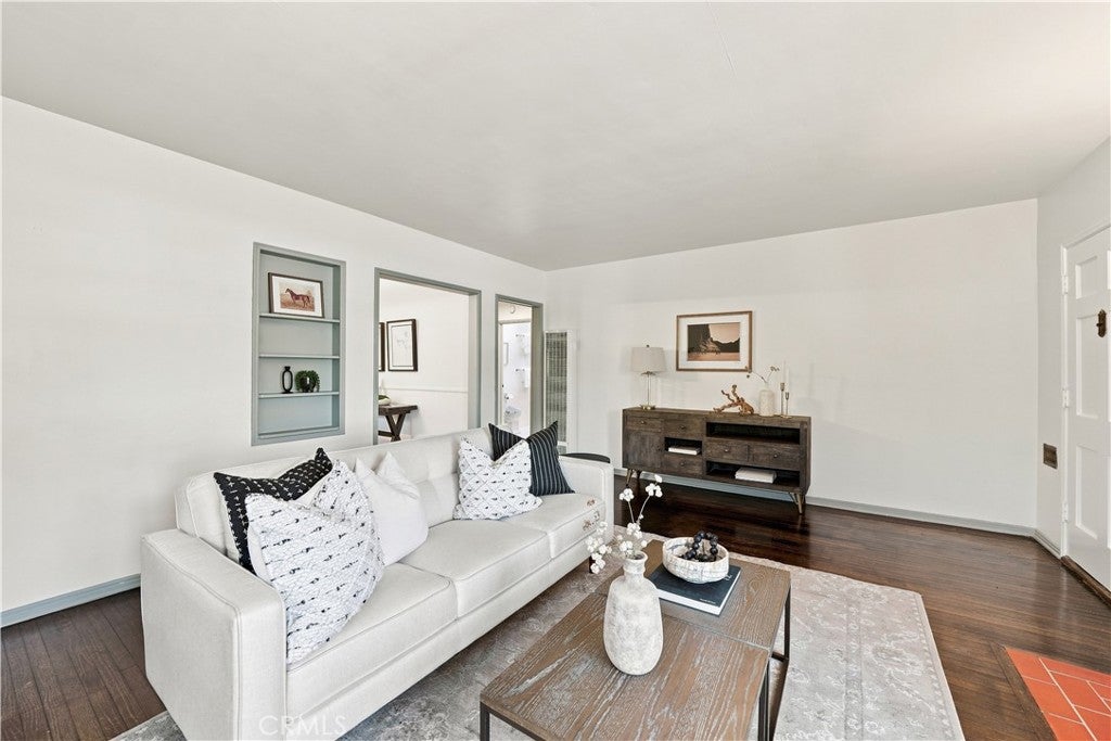 528 W Burnett