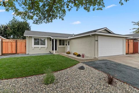 Photo of 1304 Heather Ln Ln, Livermore, CA 94551 (MLS # 41114792)
