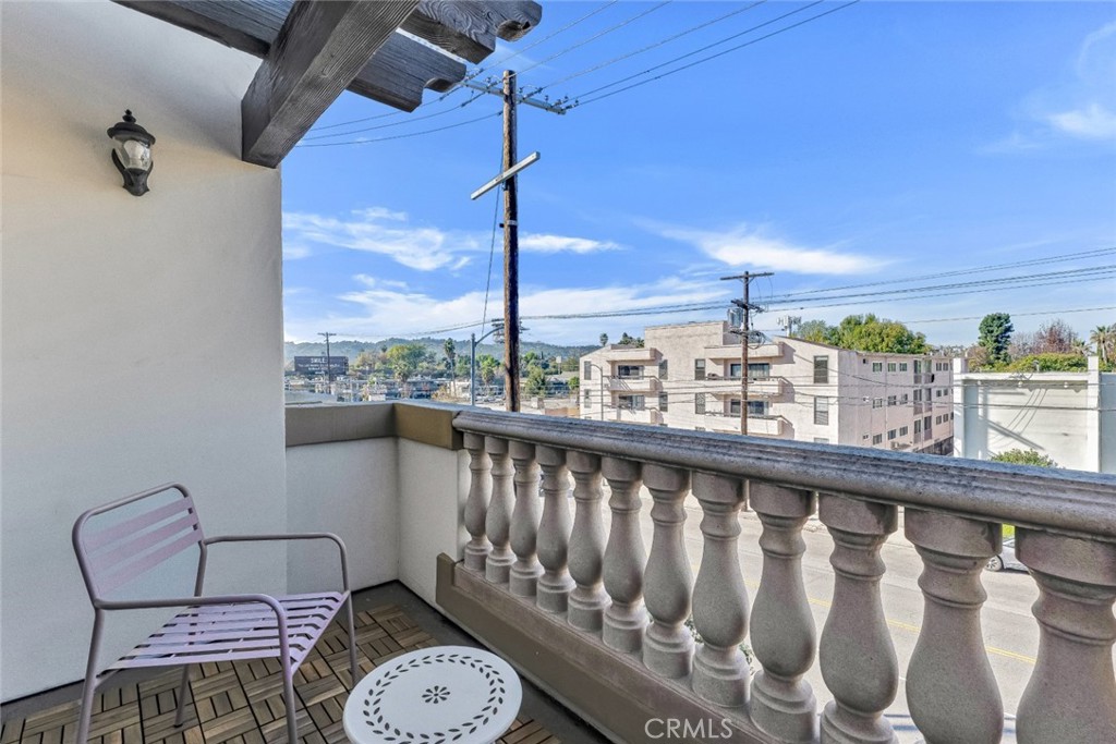 4832 Whitsett Avenue 301