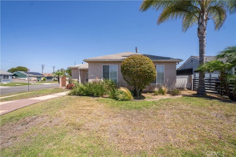 Photo of 13902 S Zamora AVE, Compton, CA 90222 (MLS # SR26178960)