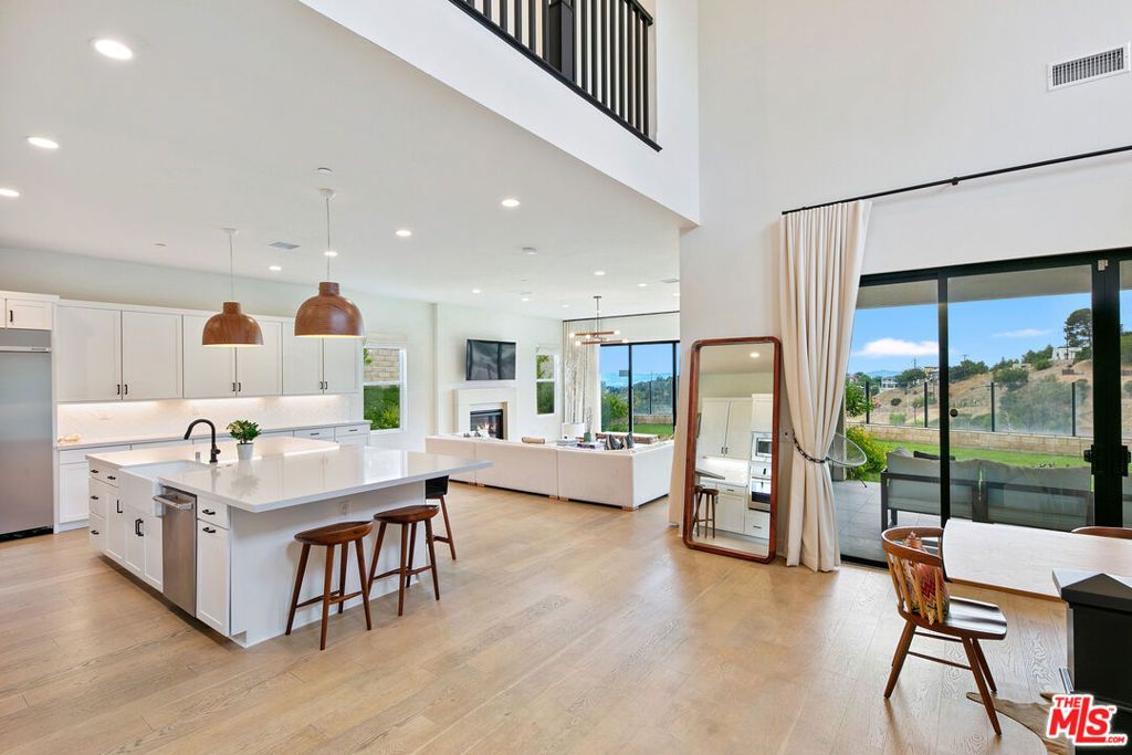 Photo of 21316 Poema Place, Chatsworth, CA 91311 (MLS # 25595619)