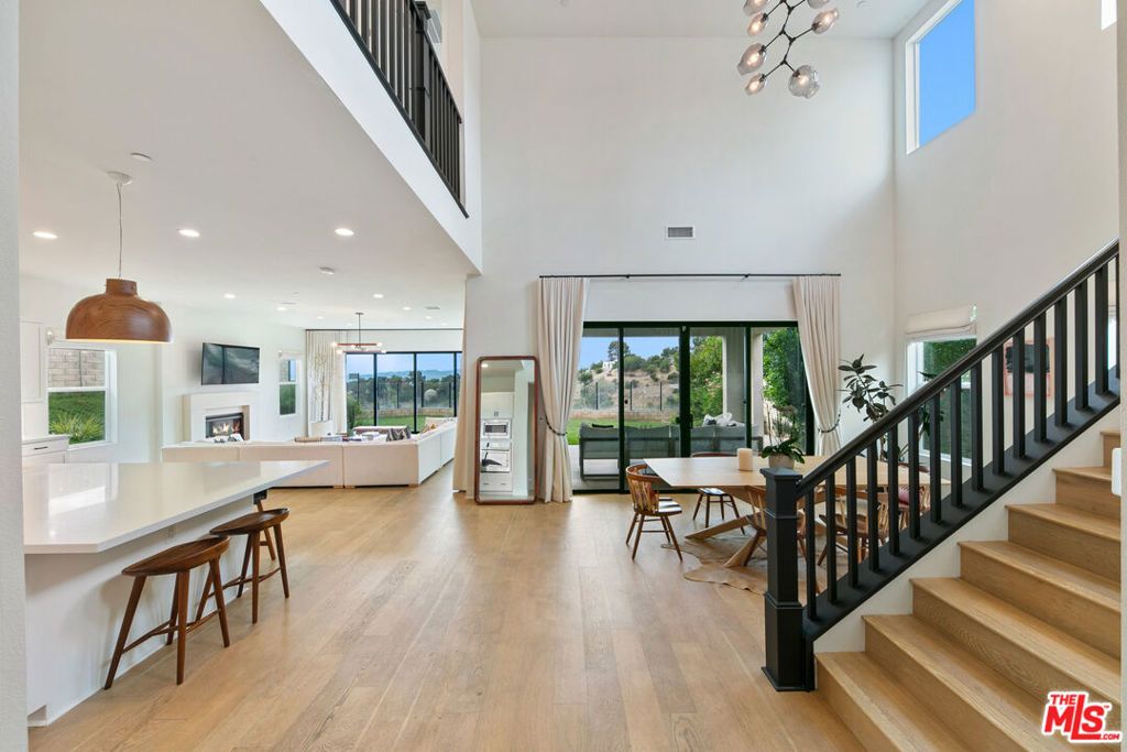 Photo of 21316 Poema Place, Chatsworth, CA 91311 (MLS # 25595619)