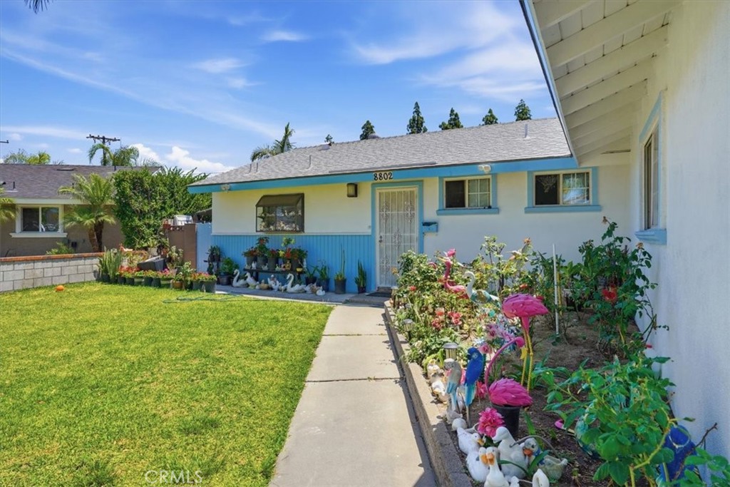 8802 Los Flores