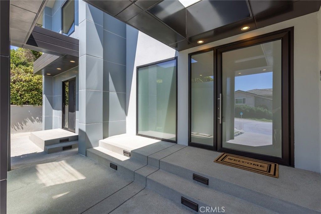 Photo of 2111 Rimcrest Drive, Glendale, CA 91207 (MLS # GD25248188)