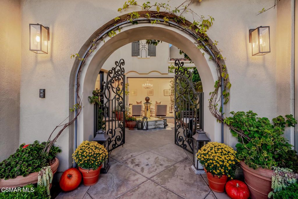 Photo of 3374 Country Home Court, Thousand Oaks, CA 91362 (MLS # 225005235)