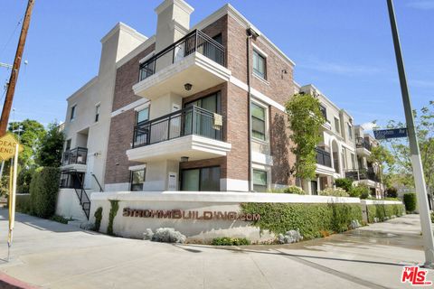 Photo of 10455 Magnolia Boulevard, North Hollywood, CA 91601 (MLS # 25604039)