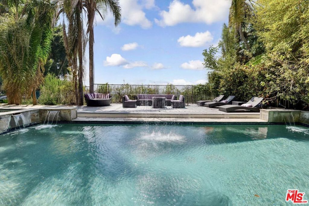 Photo of 7218 Mulholland Drive, Los Angeles, CA 90068 (MLS # 25583155)