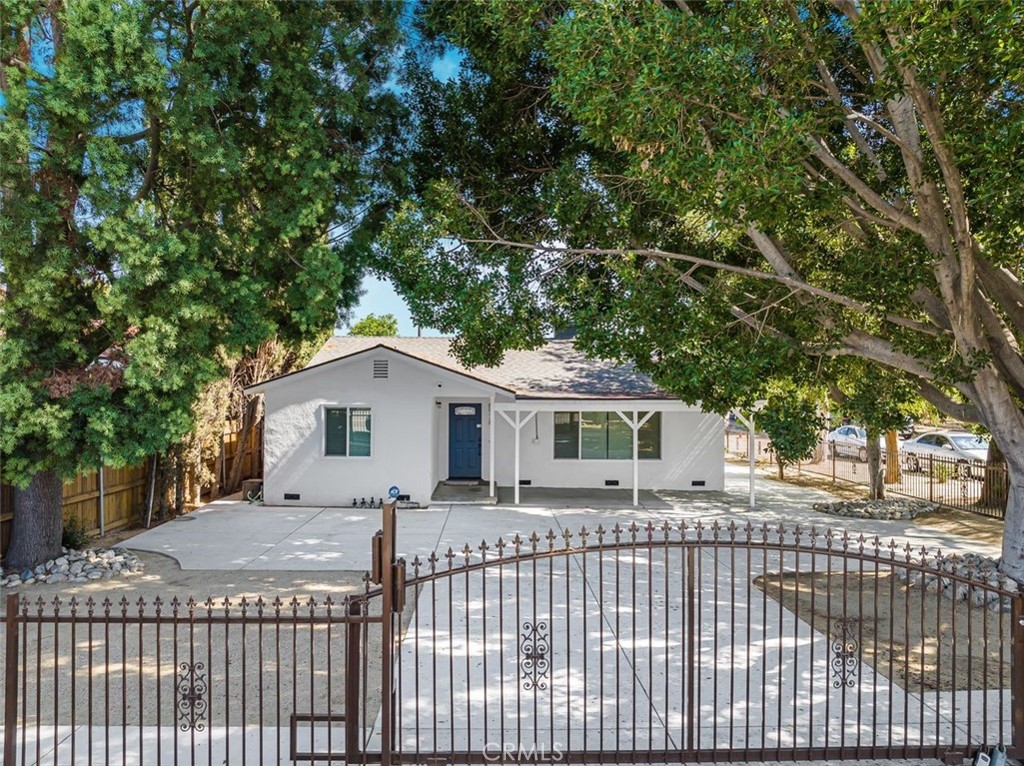 -Great Temple City Unified School District (8+/10)
-New remodeled house with new flooring, kitchen, windows, roof, HVAC, landscaping, concrete yards, gates and fences.
-Perfect accommodation with 4 bedrooms, 3 bathrooms, plus a bonus room (5th bedroom) and large storage.
-Wonderfull kitchen with a series of cabinets, sink, range hood, pantries, and quartz countertops.
-Potential property to split into two homes (2 driveways) or enjoy all on its own.
-Convenient location for shopping , dining, hopitals, park, freeways, and other amenities.
-High ROI investment with a special location next to San Marino, Pasadena, Arcadia, Temple City.