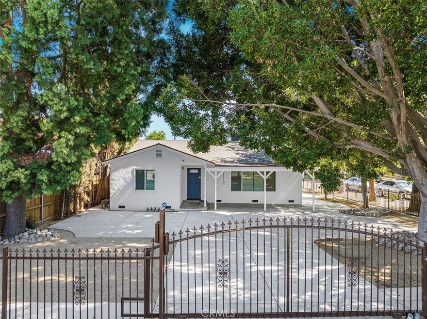 -Great Temple City Unified School District (8+/10)

-New remodeled house with new flooring, kitchen, windows, roof, HVAC, landscaping, concrete yards, gates and fences.

-Perfect accommodation with 4 bedrooms, 3 bathrooms, plus a bonus room (5th bedroom) and large storage.

-Wonderfull kitchen with a series of cabinets, sink, range hood, pantries, and quartz countertops.

-Potential property to split into two homes (2 driveways) or enjoy all on its own.

-Convenient location for shopping , dining, hopitals, park, freeways, and other amenities.

-High ROI investment with a special location next to San Marino, Pasadena, Arcadia, Temple City.