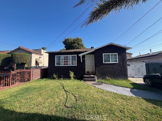 Charming Duplex in Prime Huntington Park Location! Welcome to 3804 Broadway Huntington Park, CA 90255 – a great duplex offering two spacious 2-bedroom, 1-bathroom units in one of Huntington Park’s most desirable neighborhoods. Providing convenience and flexibility for investors or owner occupied, easy access to schools, shopping centers, restaurants, and major freeways. Whether you’re looking to live in one unit and rent the other, or add a solid investment to your portfolio, this is a rare opportunity you don’t want to miss!