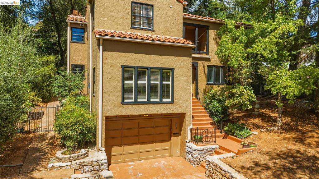 242 Hillcrest Dr