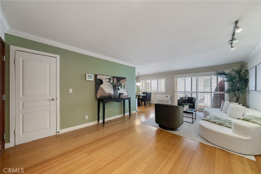 1154 S Barrington Avenue 213