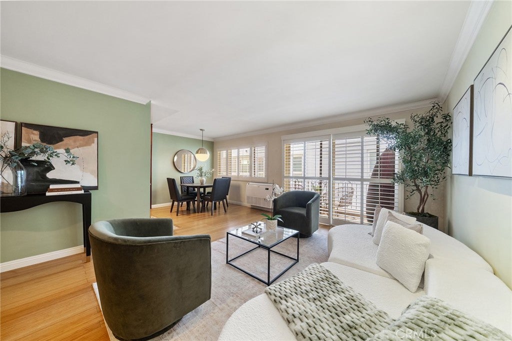 1154 S Barrington Avenue 213
