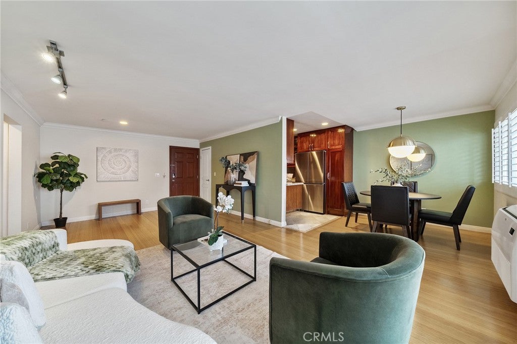 1154 S Barrington Avenue 213