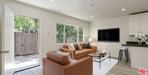 Photo of 656 Indiana Avenue #2, Venice, CA 90291 (MLS # 25606049) Photo of 656 Indiana Avenue #2, Venice, CA 90291 (MLS # 25606049)