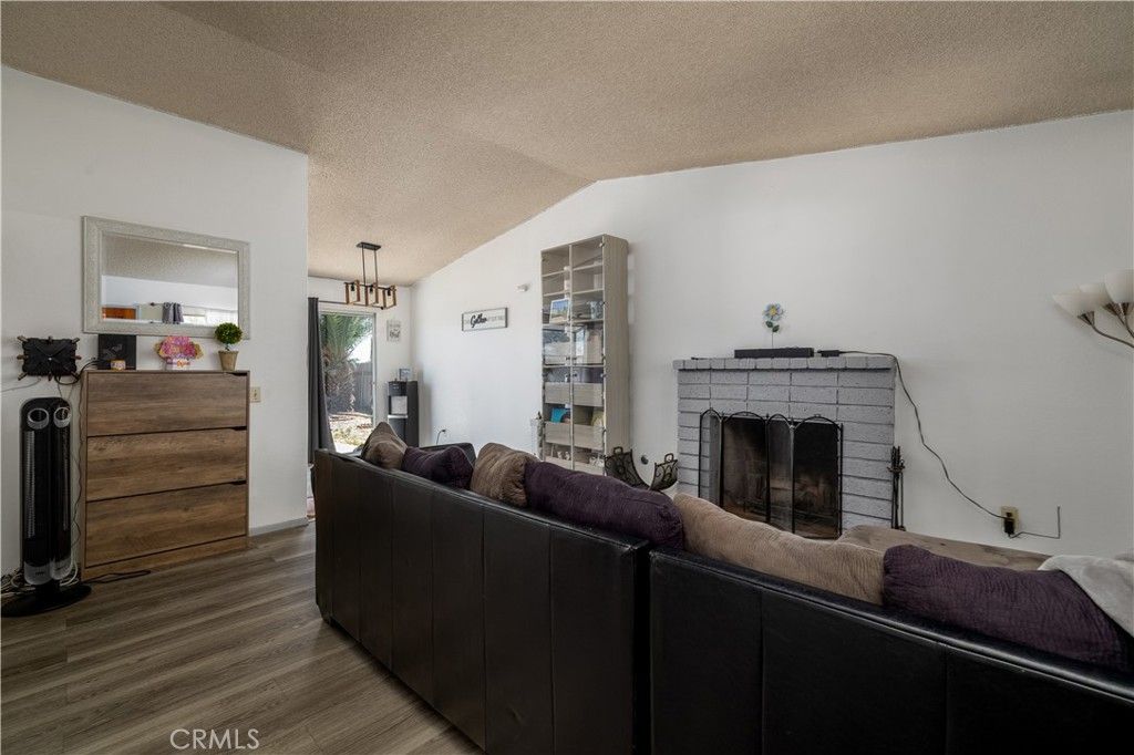 listing image 130724789537884523972