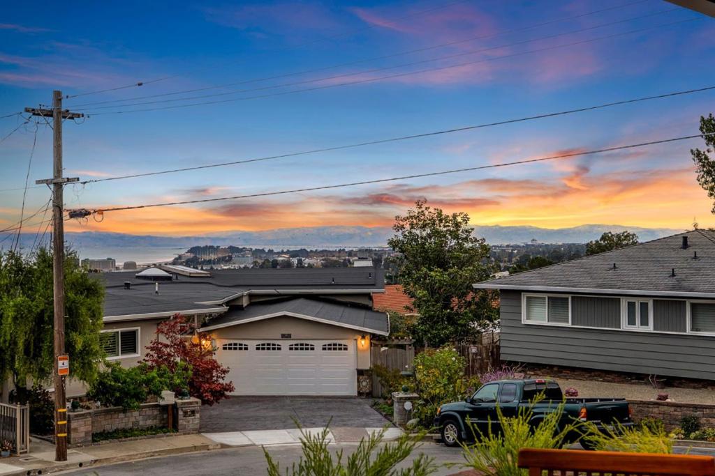 Properties 4 60 Loree Lane