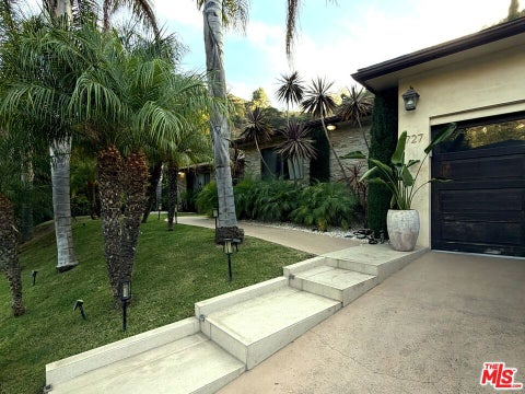 Tiny photo for 1727 San Ysidro Drive, Beverly Hills, CA 90210 (MLS # 26877429)