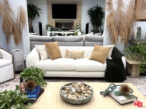 Tiny photo for 1727 San Ysidro Drive, Beverly Hills, CA 90210 (MLS # 26877429)