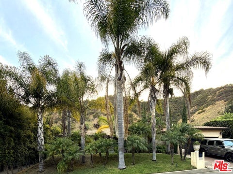 Photo of 1727 San Ysidro Drive, Beverly Hills, CA 90210 (MLS # 26877429)