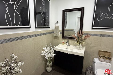 Tiny photo for 1727 San Ysidro Drive, Beverly Hills, CA 90210 (MLS # 26877429)