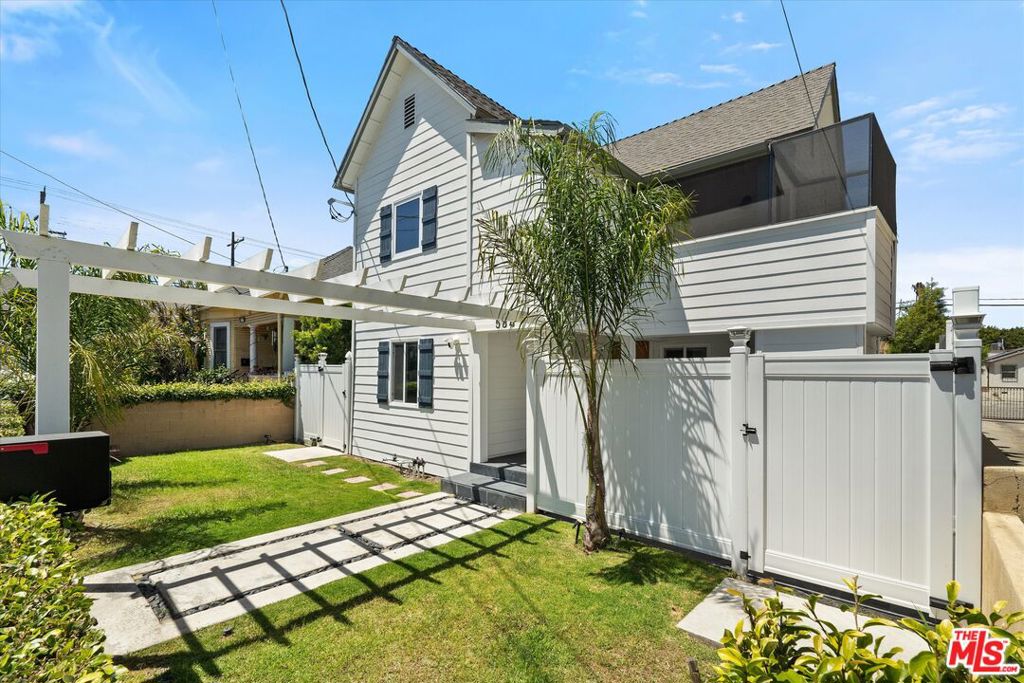 584 W 10th Street