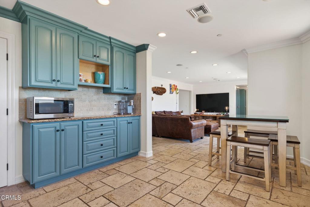 Ventura, California, 93001, United States, 3 Bedrooms Bedrooms, ,4 BathroomsBathrooms,Residential,Active,2045009
