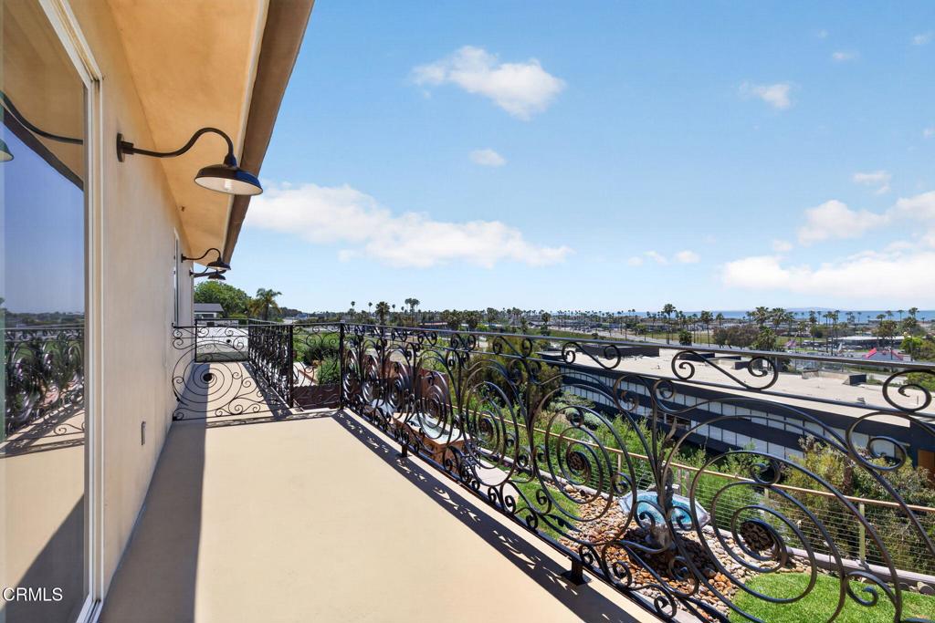 Ventura, California, 93001, United States, 3 Bedrooms Bedrooms, ,4 BathroomsBathrooms,Residential,Active,2045009