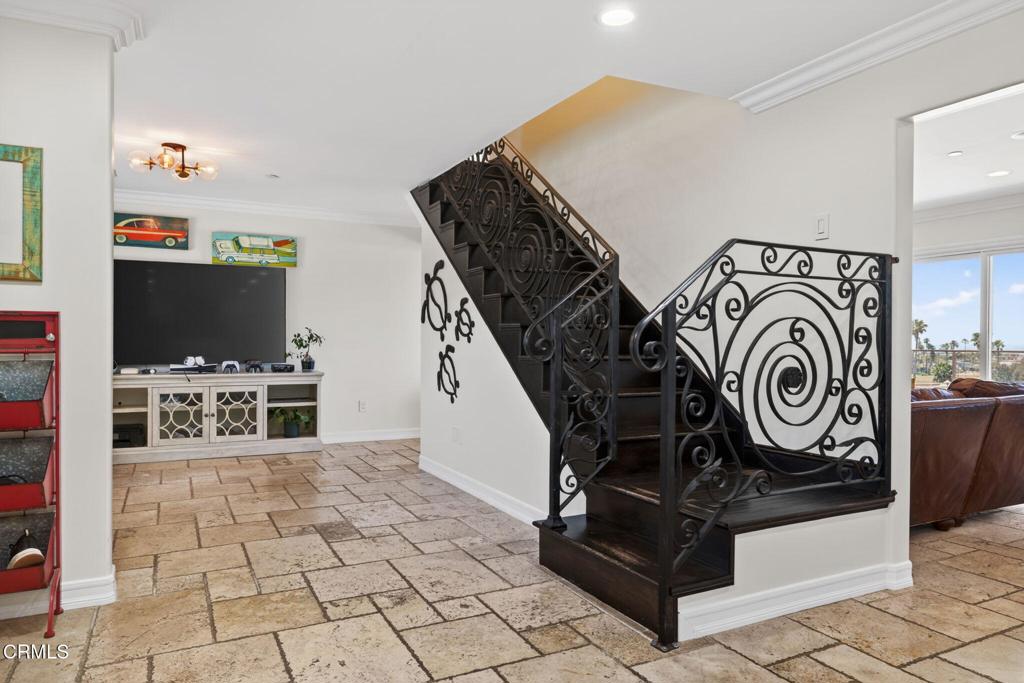 Ventura, California, 93001, United States, 3 Bedrooms Bedrooms, ,4 BathroomsBathrooms,Residential,Active,2045009