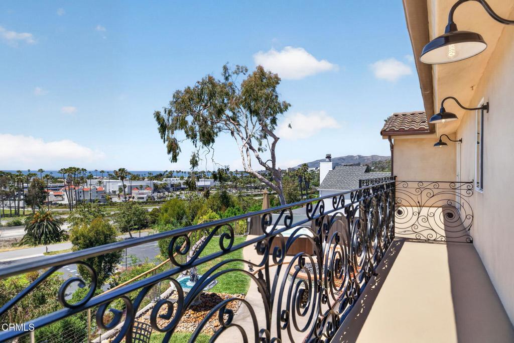 Ventura, California, 93001, United States, 3 Bedrooms Bedrooms, ,4 BathroomsBathrooms,Residential,Active,2045009