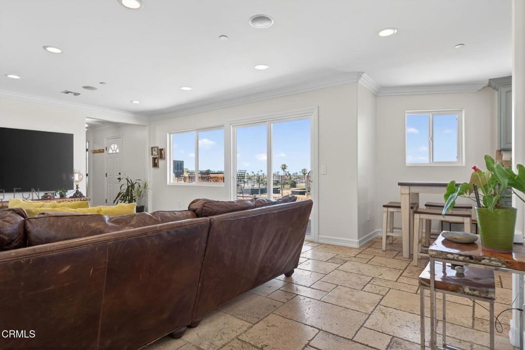 Ventura, California, 93001, United States, 3 Bedrooms Bedrooms, ,4 BathroomsBathrooms,Residential,Active,2045009