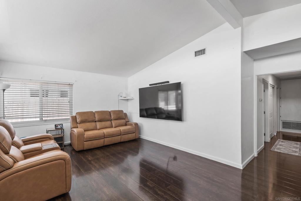 863 Ginna Pl
