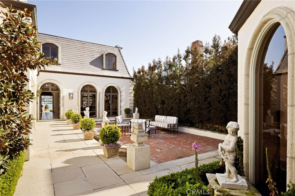 2116 E Balboa Boulevard