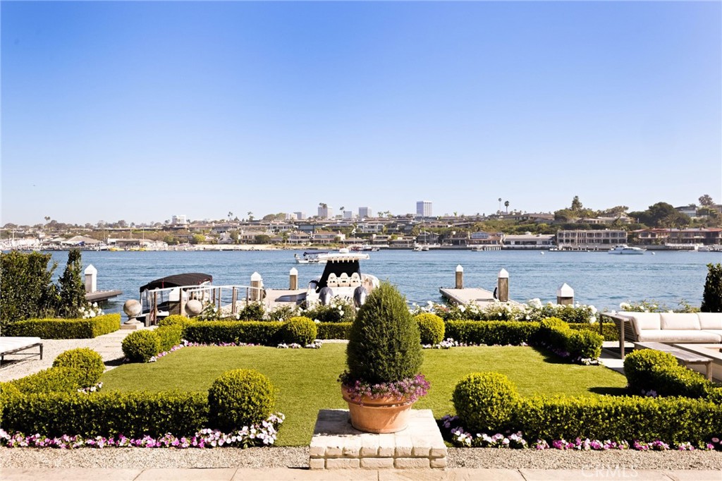 2116 E Balboa Boulevard