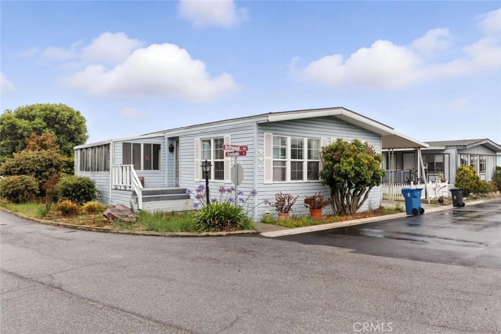 Spacious 2 bedroom 2 bathroom manufactured home in the heart of San Mateo Half Moon Bay offering over 1400 square feet of comfortable living space. Situated on a desirable corner lot, this property is located less than one mile from the beach and adjacent to a scenic golf course and the Ritz Carlton. The community park features outstanding amenities including a swimming pool, clubhouse, laundry room, gym, kitchen and bathrooms, free bingo nights, and bocce ball courts. A dog-friendly trail provides easy access to the beach, making this an ideal location for coastal living. A rare opportunity to enjoy the best of Half Moon Bay in a vibrant and well-appointed community.