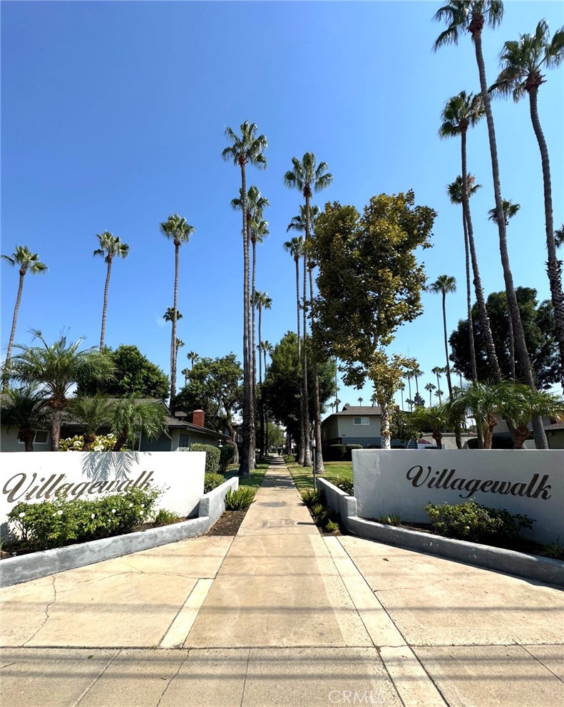 Highly Upgraded 3 Bed / 3 Bath Townhome in Desirable Villagewalk Community – Prime Location!
Welcome to this beautifully renovated 3-bedroom, 3-bathroom home and 1-car garage, located in the sought-after Villagewalk community. This spacious and stylish residence offers modern comfort and unbeatable convenience.
??? Fully Renovated Interior:
Brand new kitchen with granite countertops and stainless steel appliances
Upgraded bathrooms with modern fixtures
New flooring and fresh paint throughout
Energy-efficient LED lighting, ceiling fans & windows
Convenient in-unit washer & dryer combo
?? Community Perks:
Enjoy access to a sparkling community pool and clubhouse with party amenities
Well-maintained grounds in a quiet, welcoming neighborhood
?? Prime Location:
Close to top-rated schools
Minutes from Brea Mall, shopping, dining, hospitals, and parks
Easy access to freeways and all the conveniences of city living
This is a fantastic opportunity to live in a turnkey home in one of the most desirable communities. A truly great place to call home!