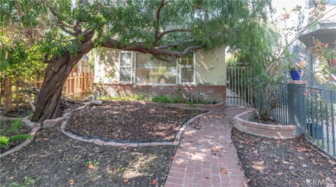 Photo of 2913 W Chandler Boulevard, Burbank, CA 91505 (MLS # BB26207425)